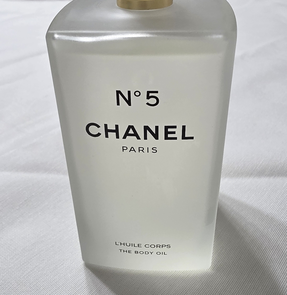 CHANEL N°5 Body Oil Frosted Clear Bottle with Gold Cap